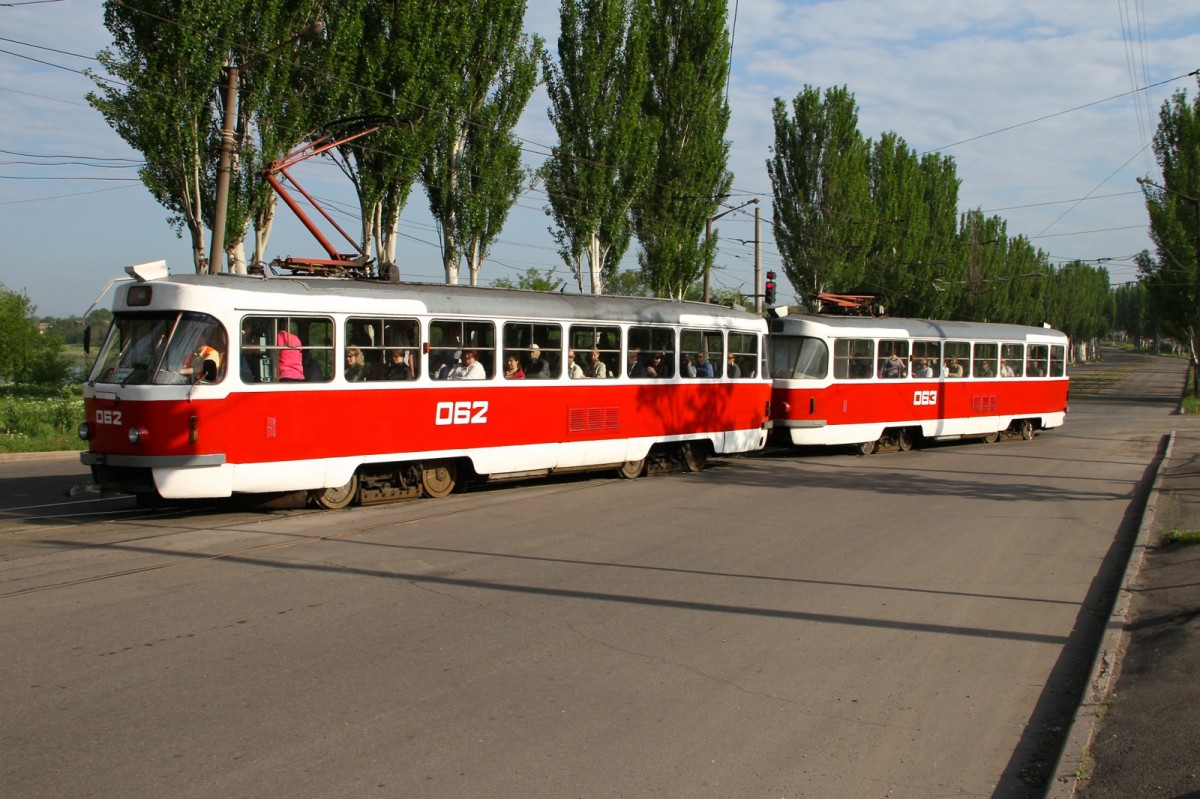 Das ist die Metrotram in Krywyi Rih in Doppelgarnitur. Meiste Zeit unterirdisch in der Stadt kommt sie hier auch ans Tageslicht und gliedert sich ins Strassenbahn System mit ein. Benutz wird die gute Tatra T-3.  Bild am 13.05.2015.