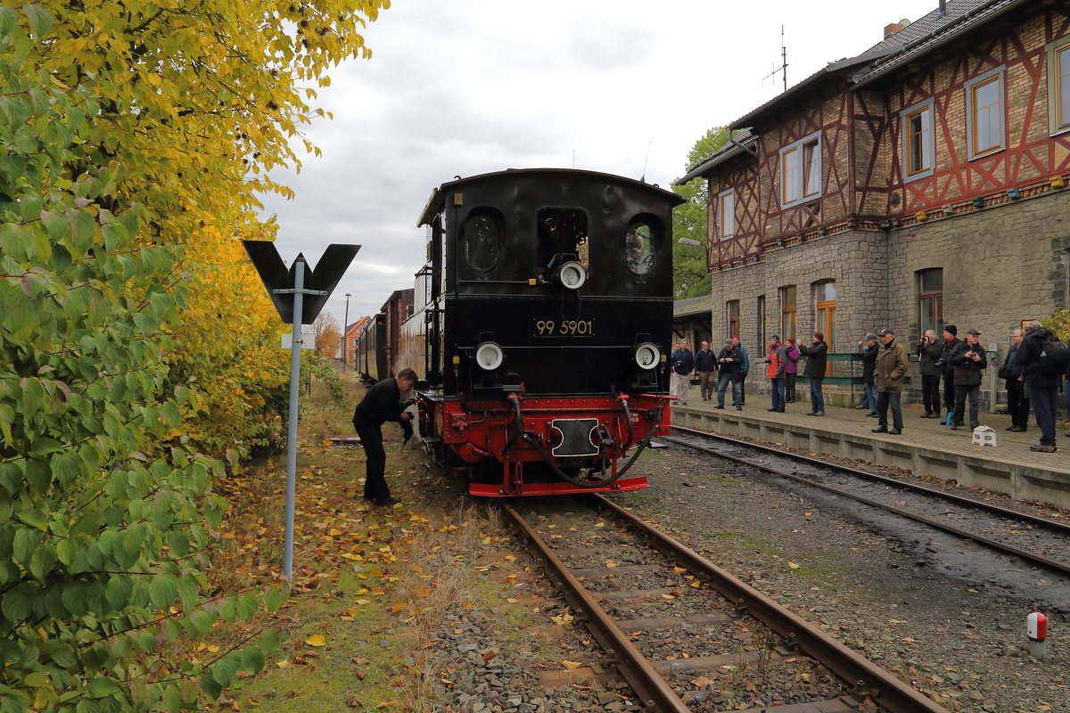 Das eine Mittagspause nicht nur zum Futtern dient, beweist dieses Bild, welches im Rahmen einer Sonderzugveranstaltung der IG HSB am 23.10.2016 im Bahnhof Harzgerode entstand. Während die Fotografen ihren  Maschinen  keine Ruhe gönnen, pflegt der Heizer von 99 5901 lieber die seine!