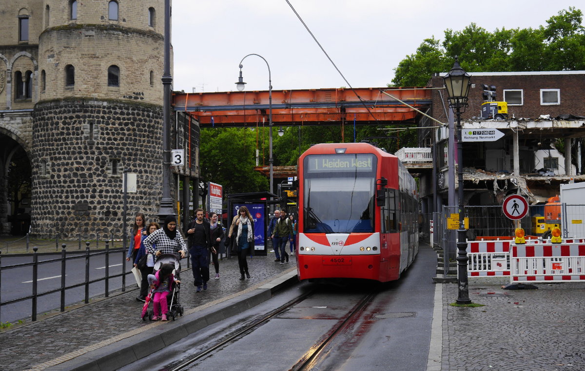 Das mittelalterliche Stadttor hat die Jahrhunderte überlebt, der brückenähnliche Anbau hat nach gut 5 Jahrzehnten ausgedient. Zug der SL 1 mit 4502, der - im Bild leider nicht zu sehen - mit einem Wagen der Reihe 4000 gekuppelt ist, in der Haltestelle Rudolfplatz, 12.8.17.