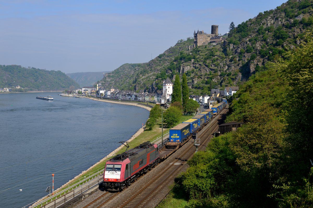 Das mittlere Rheintal bietet viele Möglichkeiten, reizvolle Aufnahmen anzufertigen. Ein in meinen Augen besonders schönes Motiv befindet sich bei St. Goarshausen, hier hat man den Ort samt Burg Katz, dem runden und dem viereckigen Turm (heißen tatsächlich so) sowie den Rhein im Blick. Am 21. April 2017 konnte hier die für Crossrail fahrende 185 593 mit ihrem DGS 43711 von Genk Euroterminal nach Novara Boschetto aufgenommen werden. Meines Wissens nach ist diese Lok das letzte im ursprünglichen Design für das Schweizer Unternehmen fahrende Exemplar.