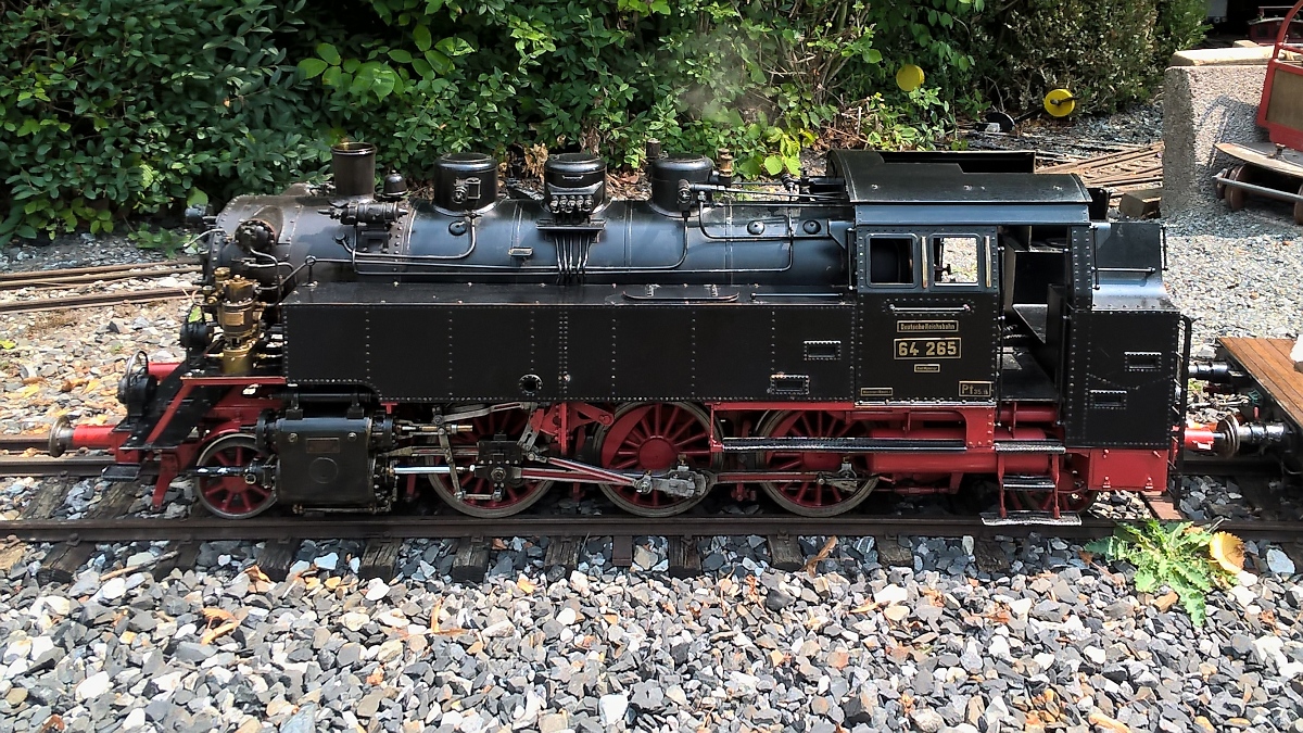 Das Modell der 64 265 - natürlich auch mit Echtdampf - beim Steampunk Picknick auf der Gartenbahn im Maximilian-Park in Hamm, 21.7.2018
