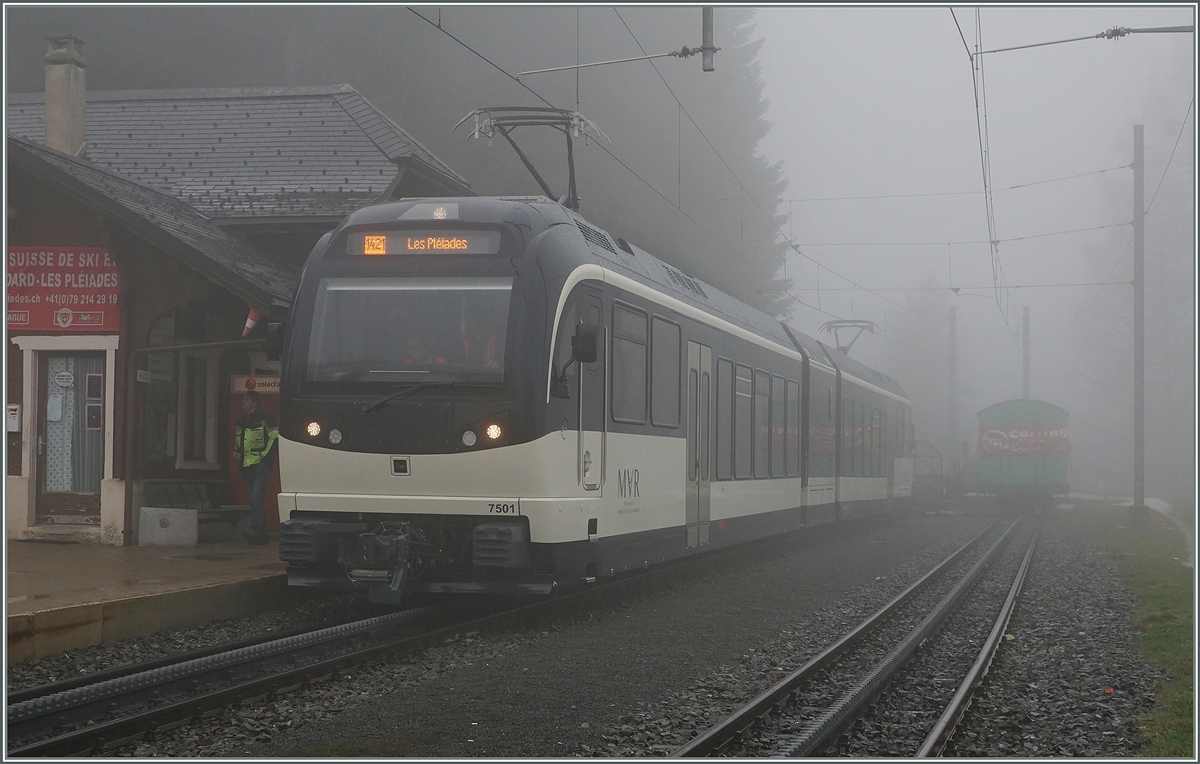 Das modernste Fahrzeug, dass bisher Les Pleaides im planmässigen Reisezug Betrieb erreichte, war der 1983 nachbestellte BDeh 2/4 75; seit heute fahren die neuen SURF ABeh 2/6 planmässig bis auf Les Pleiades.
Les PLeiades, den 13. April 2016