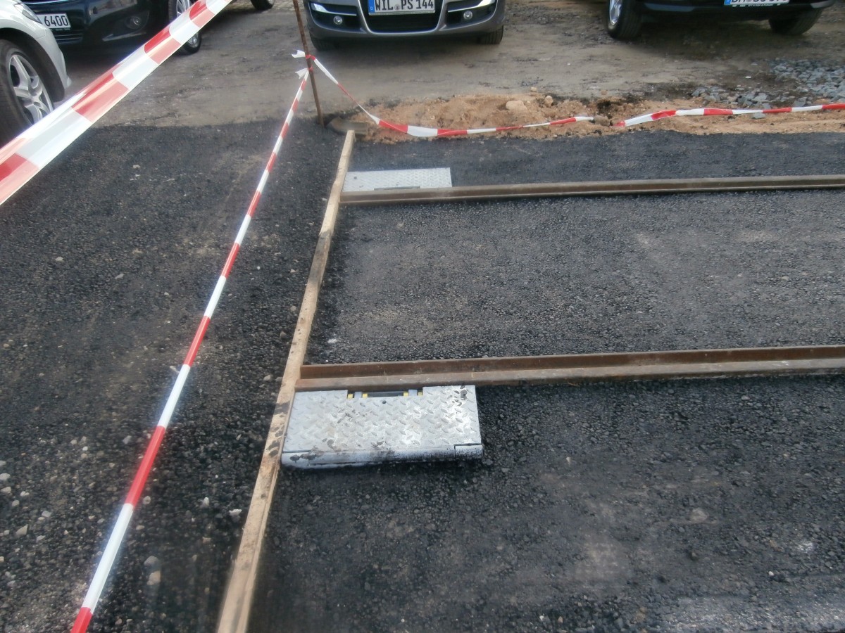 Das momentane Ende des momentan noch im Bau befindenden Gleises auf den Parkplatz des Rommerskirchener Bahnhofs.
4.3.2014