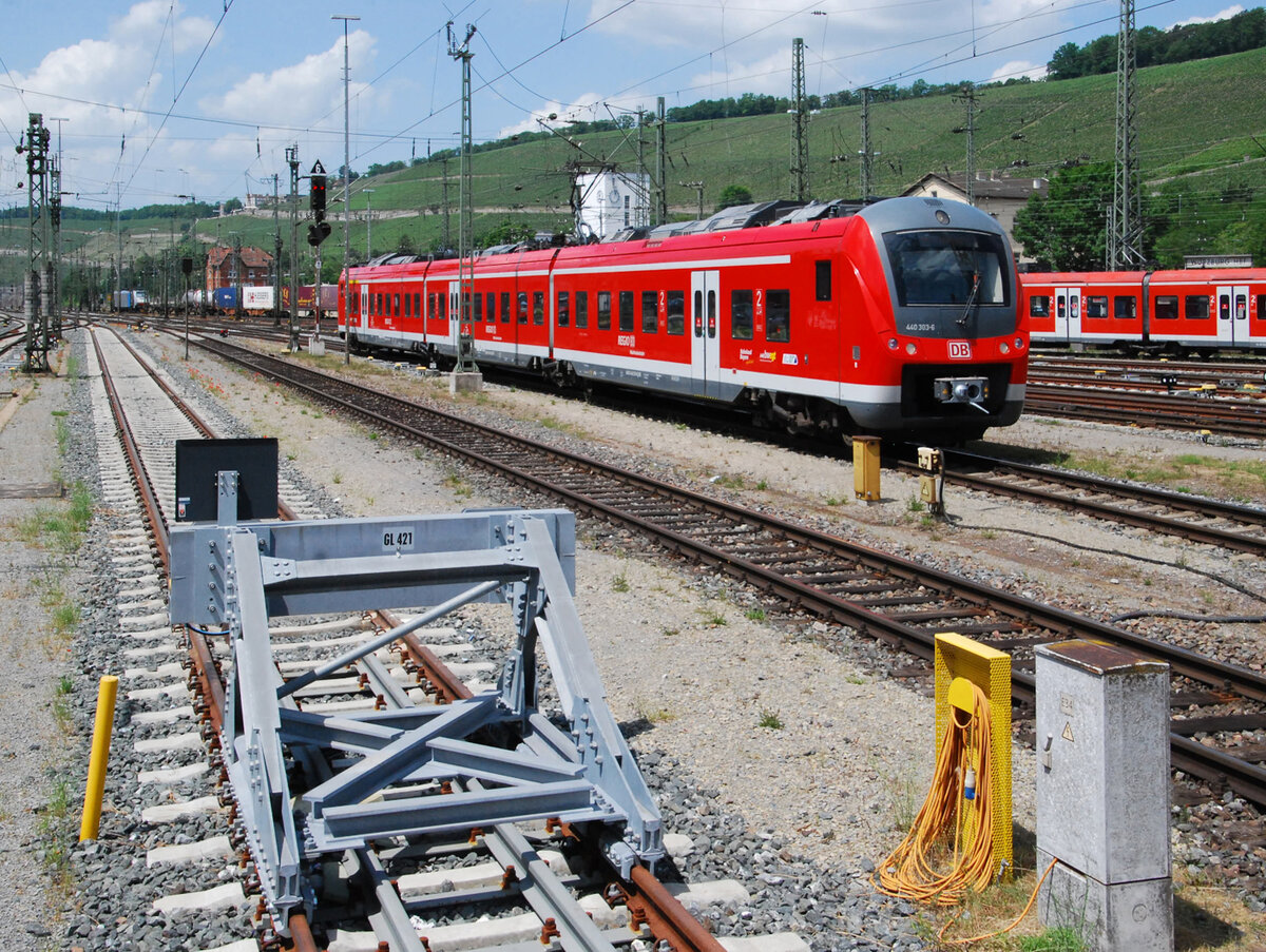 Das  Mopsgesicht  440 303-6 fährt am 19.06.2021 aus Richtung Westen in den Würzburger Hbf auf Gleis 6 ein.