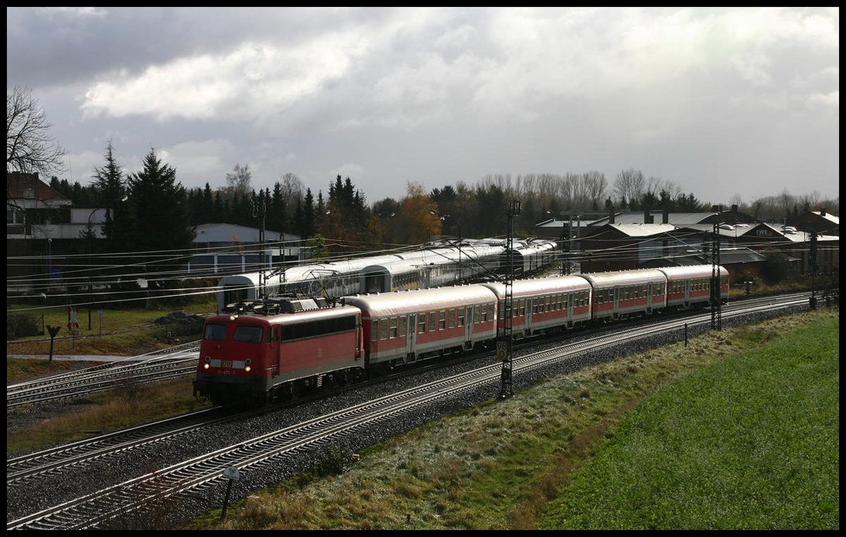 Das morgendliche Gegenlicht lässt hier am 11.11.2007 sowohl die Dächer des RB nach Osnabrück als auch die bei der TWE abgestellten Wagendächer hell glänzen. 119470 erreicht hier auf der Fahrt nach Osnabrück in Höhe des BW Hohne der TWE den Bahnhof Lengerich.