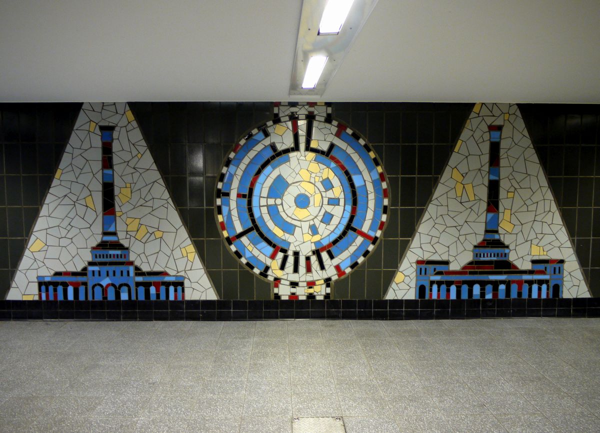 Das Mosaik in der Hamburger U-Bahnstation  Steinstraße  erinnert an die Badeanstalt, die hier einst den Krieg überstanden hatte und dann gnadenlos durch einen Kaufhausbau  ersetzt  wurde. 12.3.2014