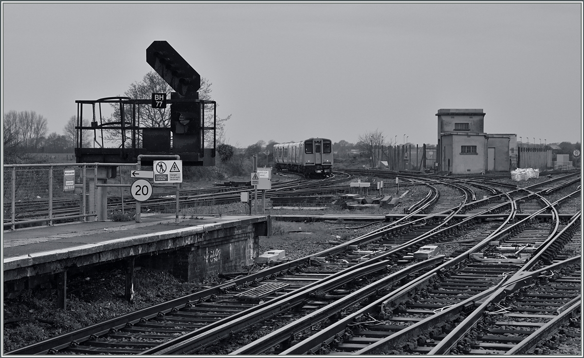 Das Motiv dieses Bildes ist weniger der nach Bognor Regis ausfahrnede Class 313 Treibzug links im Bild, als die typische englischen Gleisgeometrie, welche durch die Stromschienen zusätzlich an Reiz gewinnt und hier in Barnham gezeigt wird.
22. April 2016