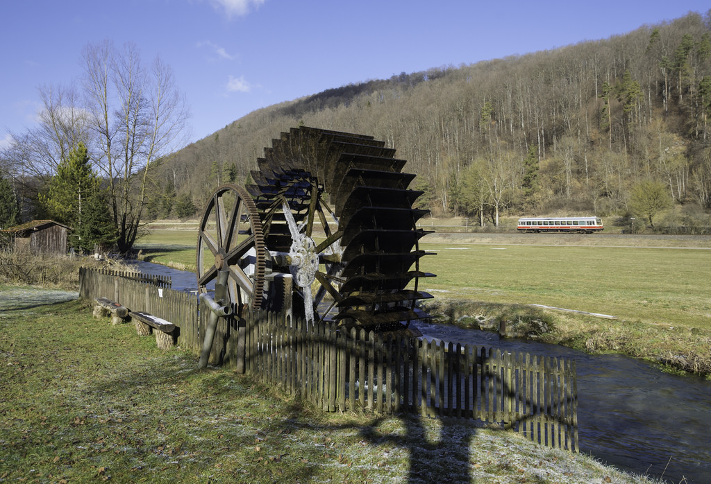 Das Motiv etwas anders, als vor zwei Jahren, mit Sonne wirkt das einfach schöner.
Vor zwei Jahren waren die Wolken in der Überzahl, jedoch hatten wir da mit dem Zug mehr Glück.
Hier die RB 22176 von Münsingen nach Schelklingen, bei Hütten fotografiert.(13.02.2018)