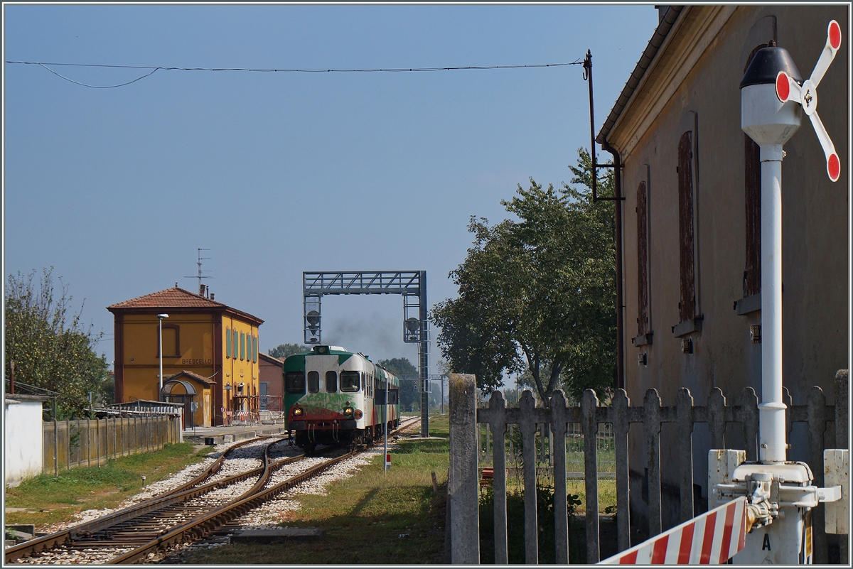 Das  Motiv  ist ganz rechts oben im Eck zu sehen: die früher in Italien weitverbreiteten  Propeller  an den Bahnübergängen.  In Brescello dreht auch heute noch einer, wenn ein Zug kommt. 
22. Sept. 2014