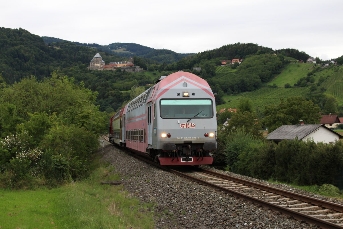 Das Motiv mit der Burg Deutschlandsberg ist recht bekannt.
Hier der R8567 von Graz Hbf nach Wies-Eibiswald beim erklimmen der  Leibenfelder Höhe .
Geschoben wurde der Zug am 21.8.2019 von der 1500.5.