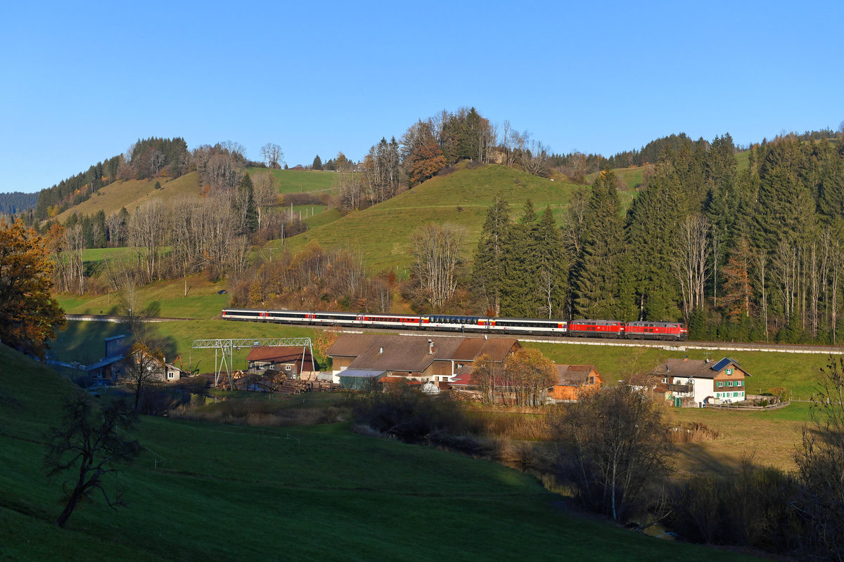 Das Motiv mit dem Sägerwerk von Unterthalhofen wollte ich schon lange umsetzen. Am 07. November 2020 fielen gerade noch ein paar Sonnenstrahlen auf die Gebäude, als 218 463 und 452 mit ihrem EC 195 nach München HBF durch das enge Tal fuhren. Schmerzlich wurde einem bewußt, dass nun die Zeit des Abschieds von den lokbespannten Fernzügen auf diesem schönen Streckenabschnitt gekommen war. 