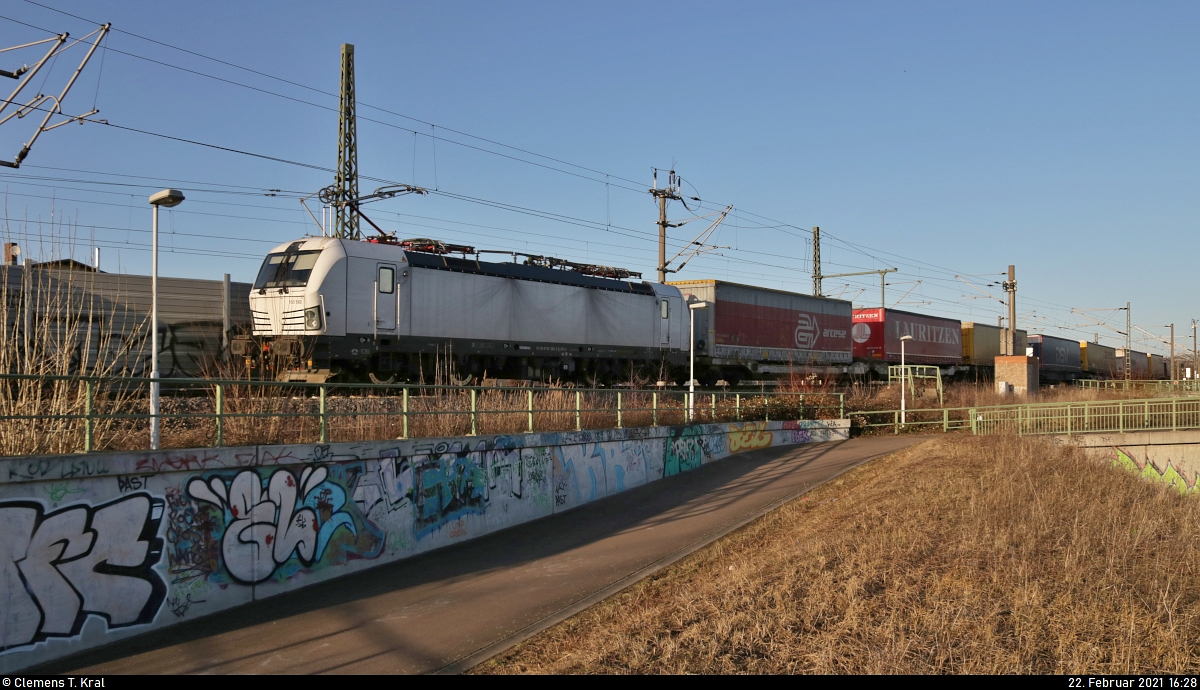 Das Motiv war zwar anders geplant, doch die überraschend aufgetauchte 193 582-4 (Siemens Vectron) passte noch zwischen die beiden Laternenmasten. Am Abzweig Halle Kasseler Bahn nähert sie sich mit Sattelaufliegern einem Halt zeigenden Signal Richtung Merseburg Hbf.

🧰 Alpha Trains Luxembourg S.à r.l., vermietet an die TX Logistik AG (TXL)
🚩 Bahnstrecke Halle–Bebra (KBS 580)
🕓 22.2.2021 | 16:28 Uhr