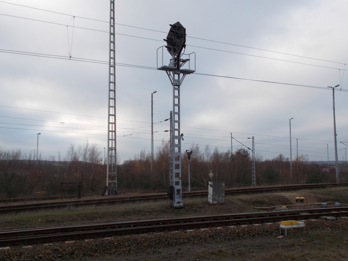Das Mukraner Abdrücksignal hat in letzter Zeit kaum was zutun.Aufnahme vom Haltepunkt Mitte,am 08.Dezember 2014,aus.