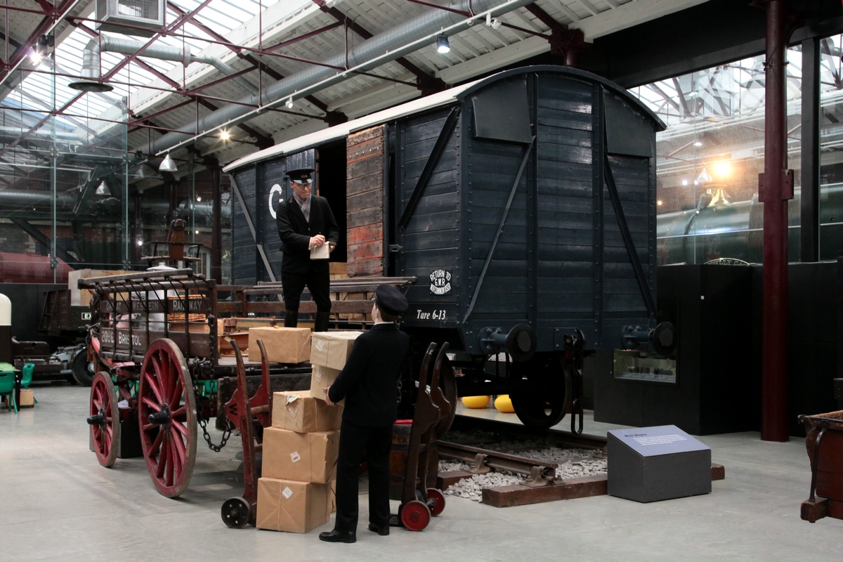 Das Museum in Swindon zeigt nicht nur die Geschichte der Swindon Railway Works (Hauptwerkstätte der GWR) und Fahrzeuge, sondern auch Szenen die den Alltag der Eisenbahn darstellen, so auch die Beladung eines Wagens mit Stückgut.    06.09.2015 