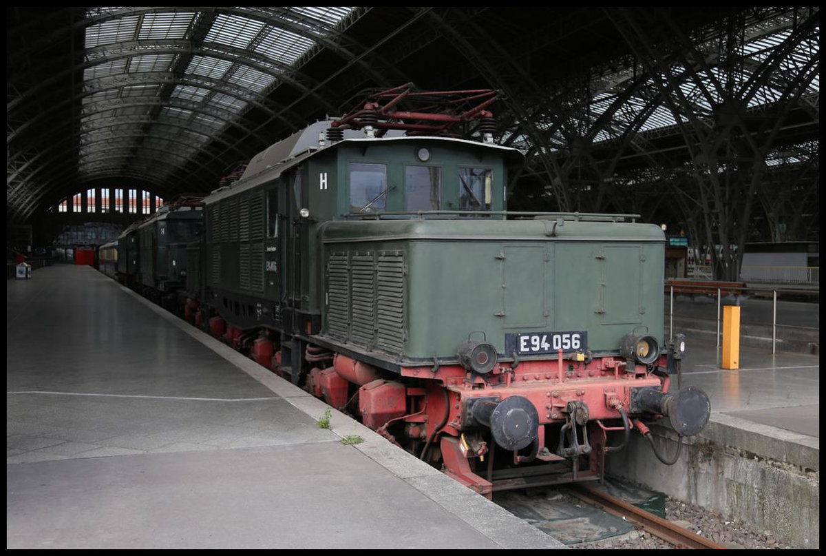 Das Museumsgleis im Hauptbahnhof Leipzig ist immer wieder einen Besuch wert. So hielt ich am 27.08.2020 mal wieder dort E 94056 im Bild fest. Die ausgestellten Fahrzeuge stehen zum Glück unter dem großen Hallendach und sind somit mehr oder minder vor schlechtem Wetter geschützt.