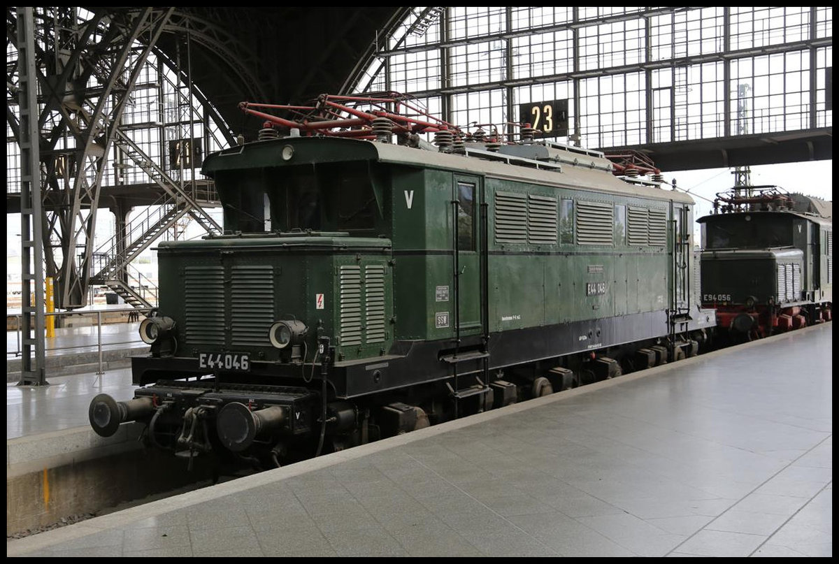 Das Museumsgleis im Hauptbahnhof Leipzig ist immer wieder einen Besuch wert. So hielt ich am 27.08.2020 mal wieder dort E 44046 im Bild fest. Die ausgestellten Fahrzeuge stehen zum Glück unter dem großen Hallendach und sind somit mehr oder minder vor schlechtem Wetter geschützt.