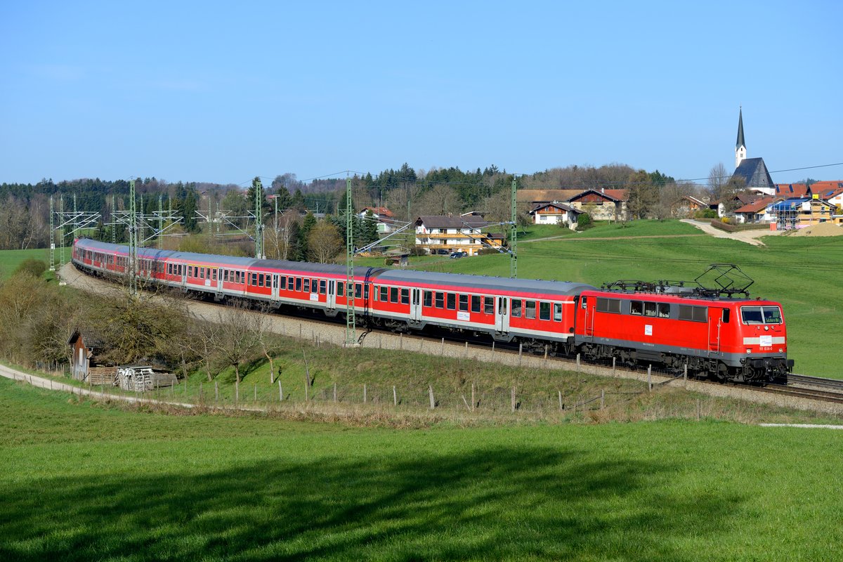 Das muss man erst mal verdauen: Seit 06. April 2014 sind 111-er und n-Wagen Geschichte zwischen München und Salzburg. Im Rahmen des Meridian Ersatzzugkonzeptes waren noch drei Garnituren in Sandwich-Bespannung für vier Monate angemietet worden. Diese sind nun abgelaufen und es sind inzwischen auch genug Flirt-Triebwagen an die BOB geliefert worden. Die 111-er und die ehemaligen Silberlinge wurden an DB Regio zurückgegeben. Am 30. März 2014 konnte 111 036 noch bei Roidham mit M 79009 auf ihrer Fahrt nach Salzburg beobachtet werden.