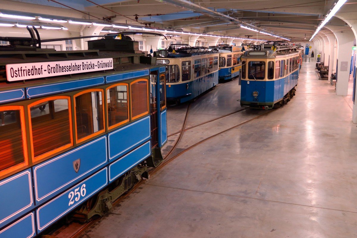 Das MVG Museum in München zeigt eine tolle und vielfältige Sammlung über die Münchner Tram von Anfangszeiten bis heute. Die Partnerschaft mit dem OCM Omnibus Club München vervollständigt das alte Depot an der Ständlerstrasse mit ausgewählten Oldies. Die Öffnungszeiten bitte dem internet entnehmen. Das Museum wird durch freiwillige Helfer am Leben gehalten und freut sich über jeden der durch seinen Besuch das Museum am weiteren Bestehen fördert. Mein erster und nicht letzter Besuch am 20.12.15 wird hier mit Bildern dokumentiert.