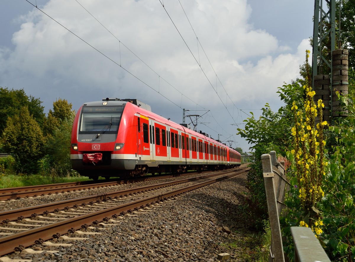 Das nächste Unwetter schickt seine Vorboten schon voraus, als der 422 539-7 an der Fußgängerunterführung vom Industriegebiet Lürrip heran kommt am Sonntag den 31.8.2014