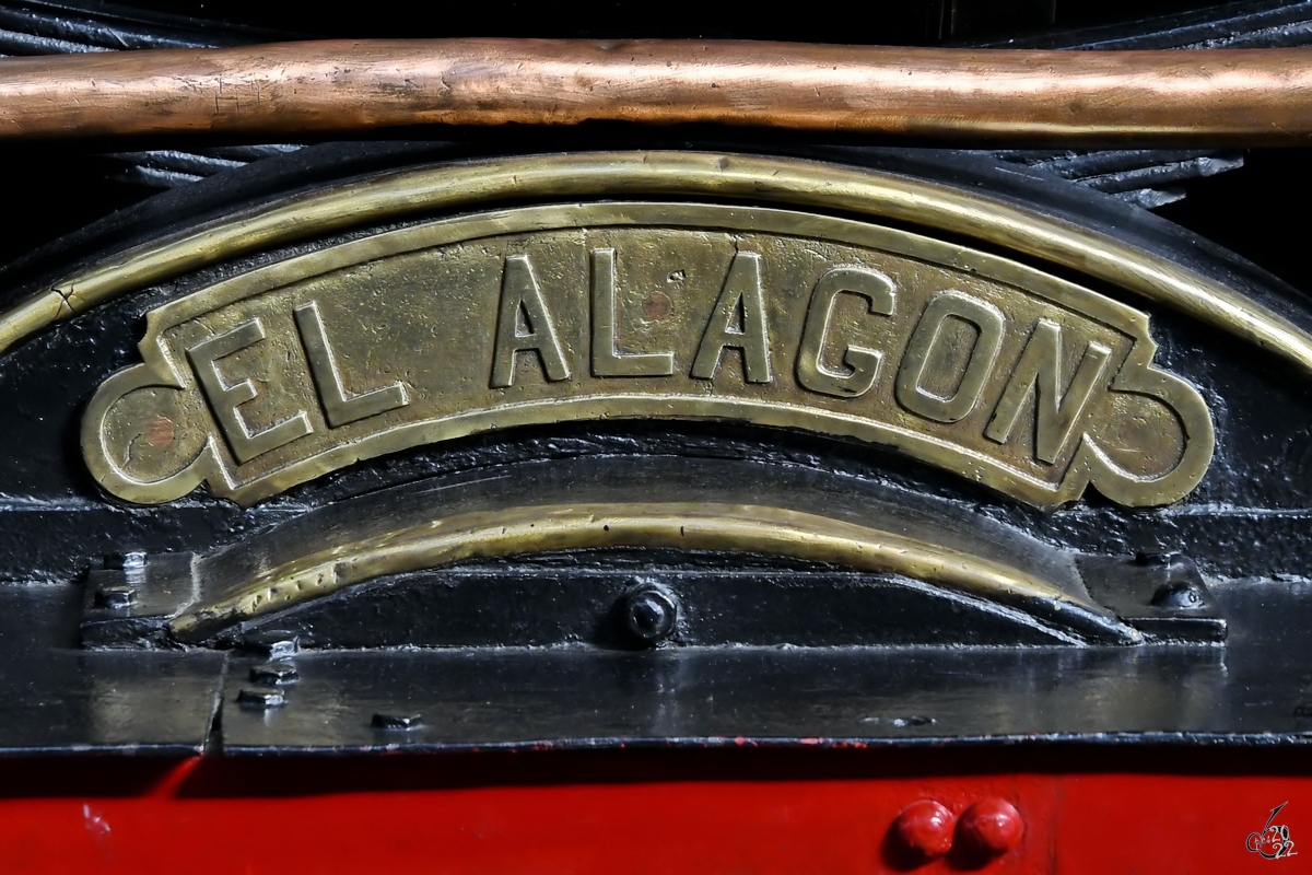 Das Namensschild an der 1861 gebauten Dampflokomotive 030-2107  El Alagón  (ehem. Norte 9, Medina-Salamanca 9 & 6, Oeste 119), so gesehen Anfang November 2022 im Eisenbahnmuseum Madrid.