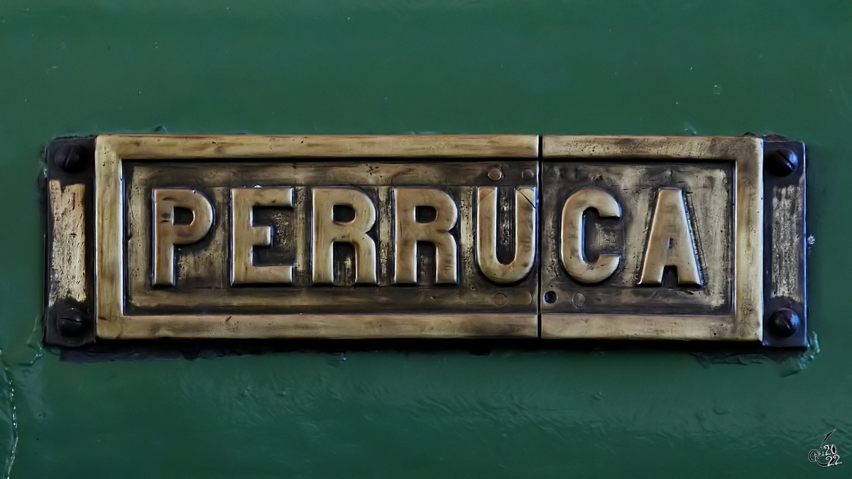 Das Namensschild an der 1881 gebauten Dampflokomotive Norte 1653  Perruca  (030-2110). (Eisenbahnmuseum von Katalonien in Vilanova i la Geltrú, November 2022) 
