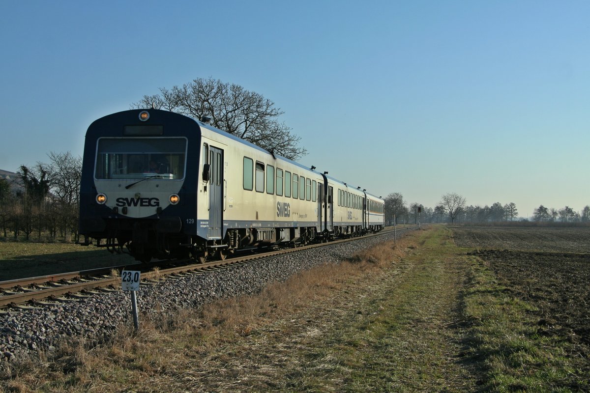 Das NE81-Dreigespann auf der Kaiserstuhlbahn bestand am 15.02.17 aus den beiden Triebwagen 626 129-0 und 626 128-2, sowie dem altlackierten Steuerwagen 926 204-8. Hier ist die Garnitur auf dem Weg von Breisach nach Riegel DB kurz vor Achkarren zu sehen.