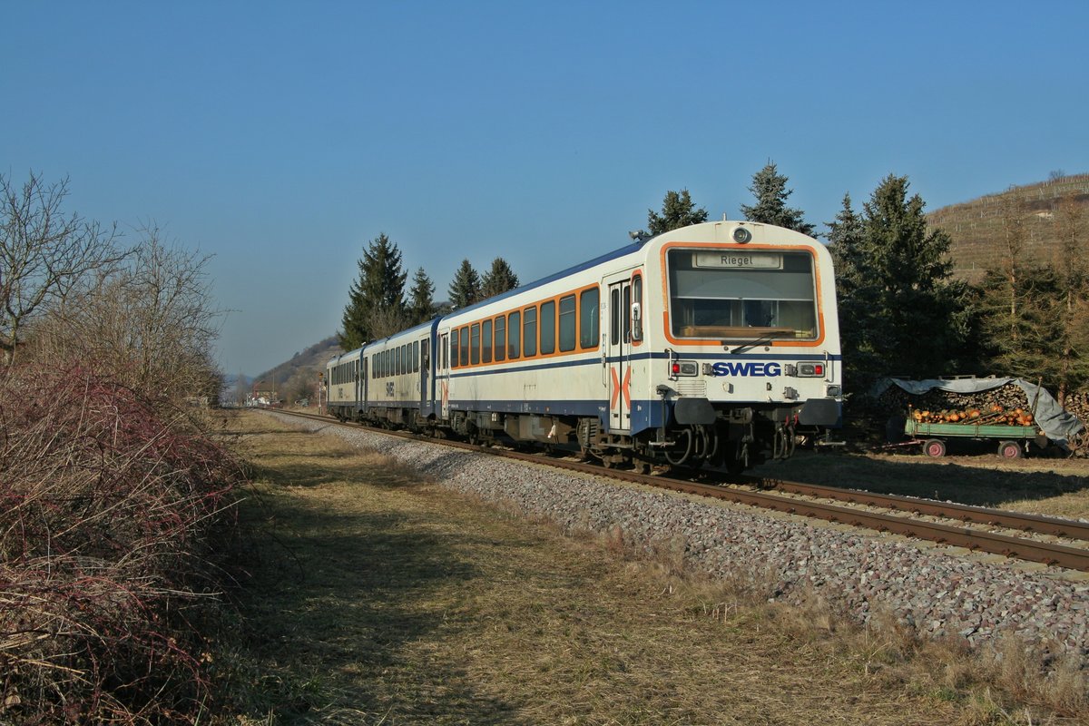 Das NE81-Dreigespann auf der Kaiserstuhlbahn bestand am 15.02.17 aus dem altlackierten Steuerwagen 926 204-8 und den beiden Triebwagen 626 129-0 und 626 128-2. Die Zuggarnitur konnte hier kurz vor Achkarren aufgenommen werden.