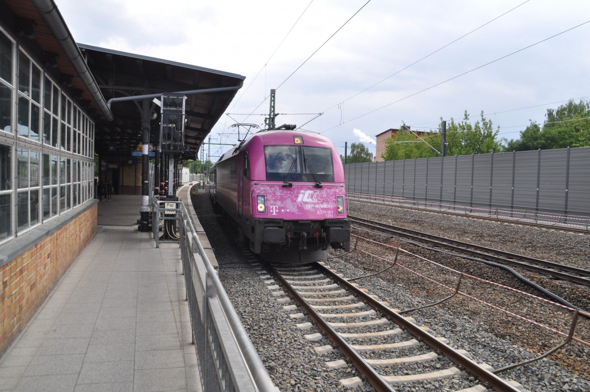 Das neu verschwenkte Gleis 6XX von Rummelsburg nach Ostbahnhof liegt derzeit im alten S-Bahn Gleis Richtung Erkner. Am Fahrstuhl steht man da Gold richtig
