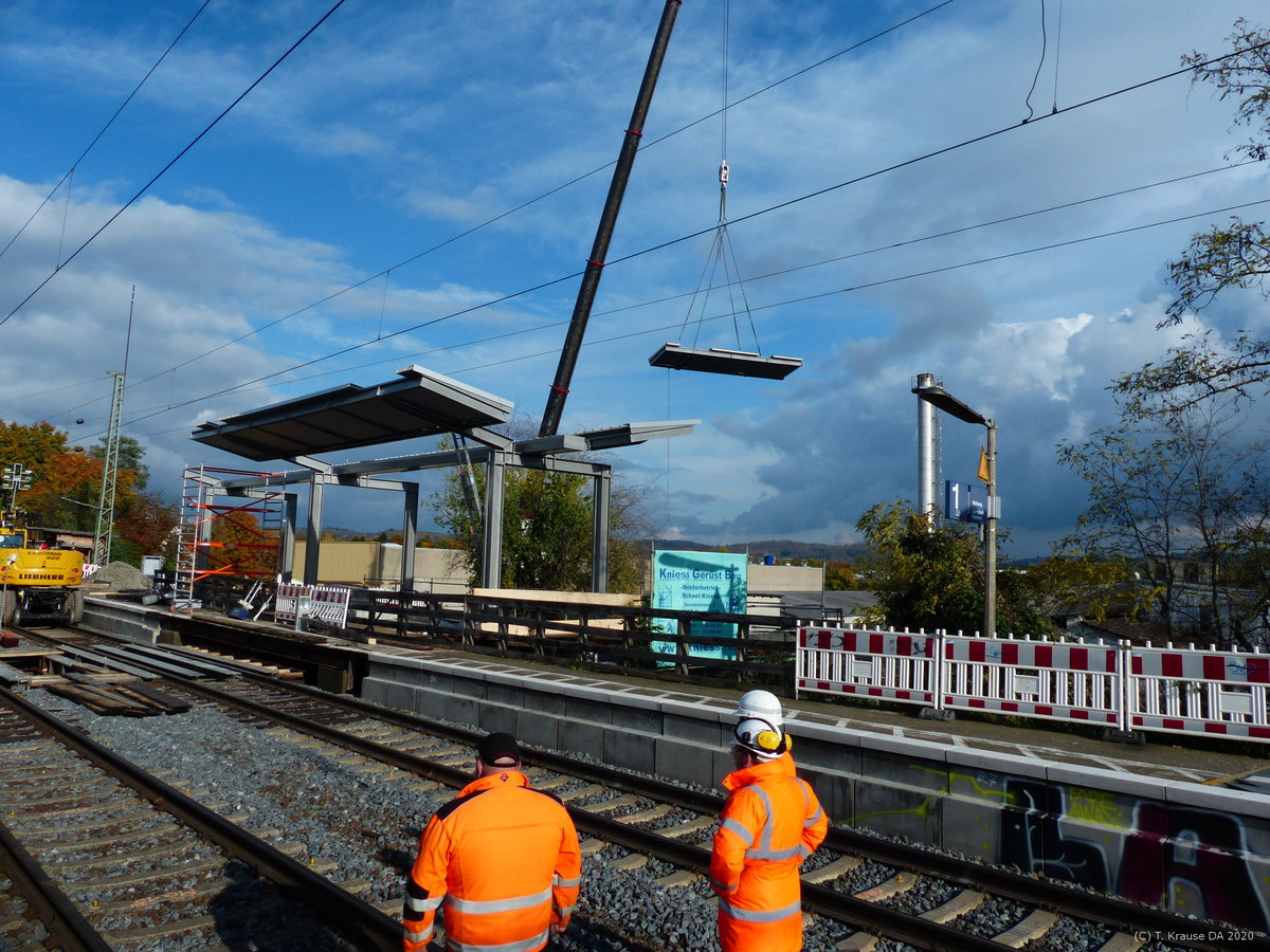 Das neue Dach für die Unterführung an Bahnhofs Darmstadt-Eberstadt wird am 09.11.2019 installiert, Hier stand früher das Empfangsgebäude. Der neue Bahnsteig hat inzwischen eine zeitgemäße Höhe erhalten.