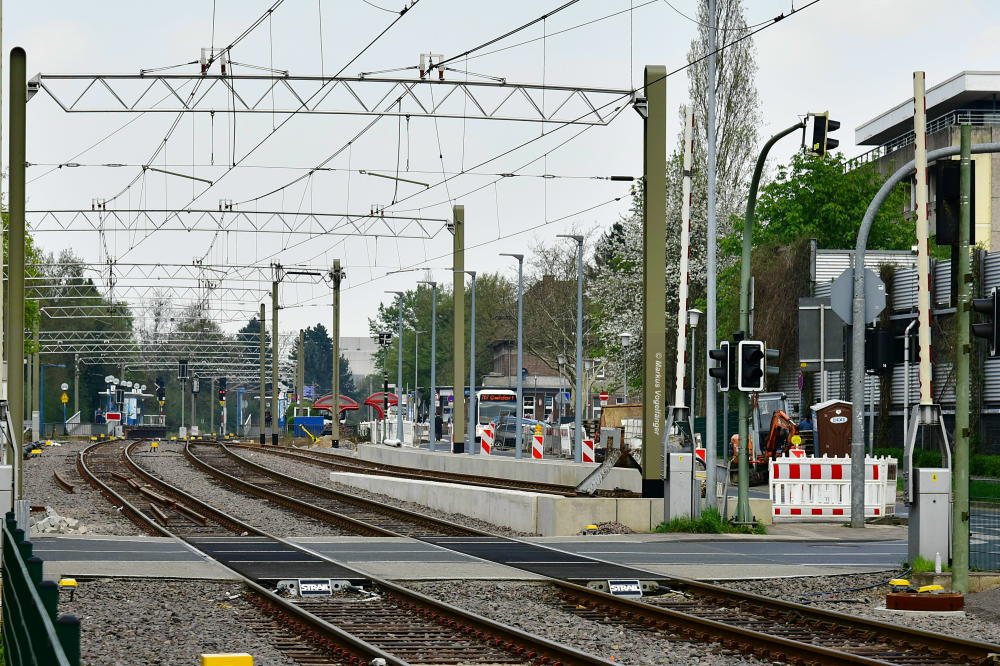 Das neue fertig gestellte und noch nicht in Betrieb genommene Wendegleis (ganz rechts) in Brühl (Brühl Mitte) am 14.04.2018.
