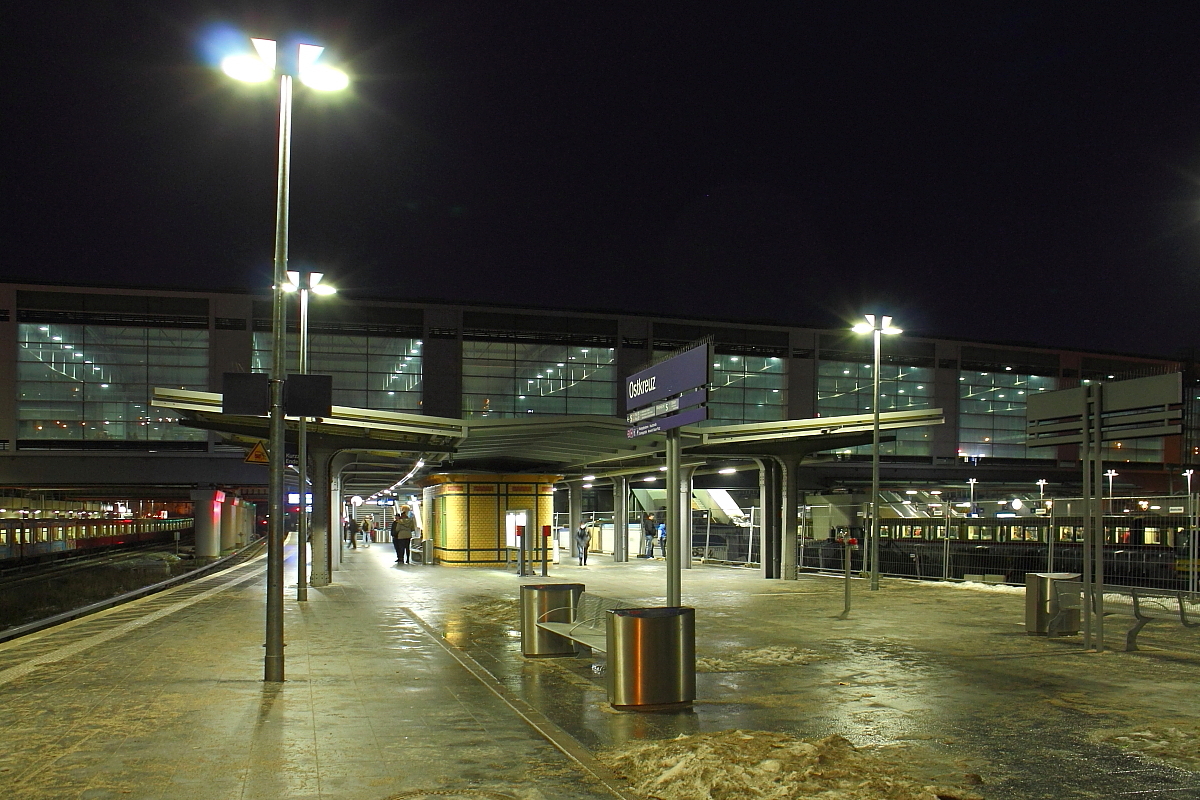 Das neue Ostkreuz bei Nacht am 24.01.2016.
Der Blick vom künftig stadteinwärts führenden S-Bahnsteiges Richtung Ringbahnhalle.
Es ist schön, dass einige Elemente des alten Ostkreuzes liebevoll integriert worden sind.
