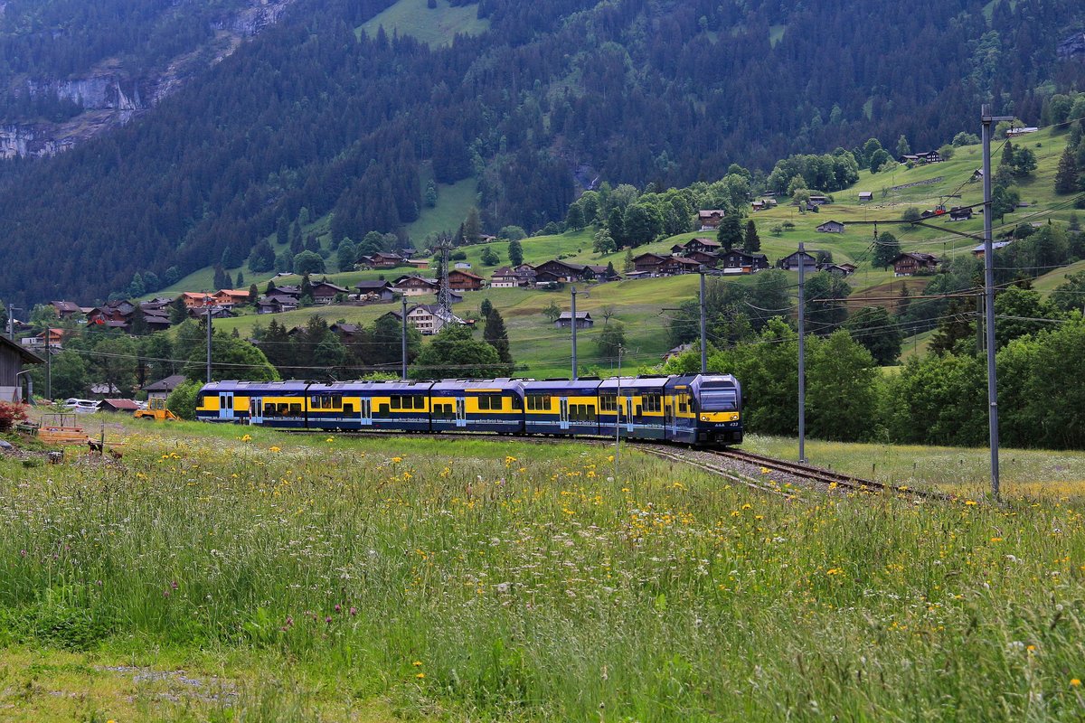 Das neue Rollmaterial der Berner Oberland Bahn: Dreiteiliger Steuerwagen 433 mit dreiteiligem Triebwagen 324 unterhalb Grindelwald. 29.Mai 2018  