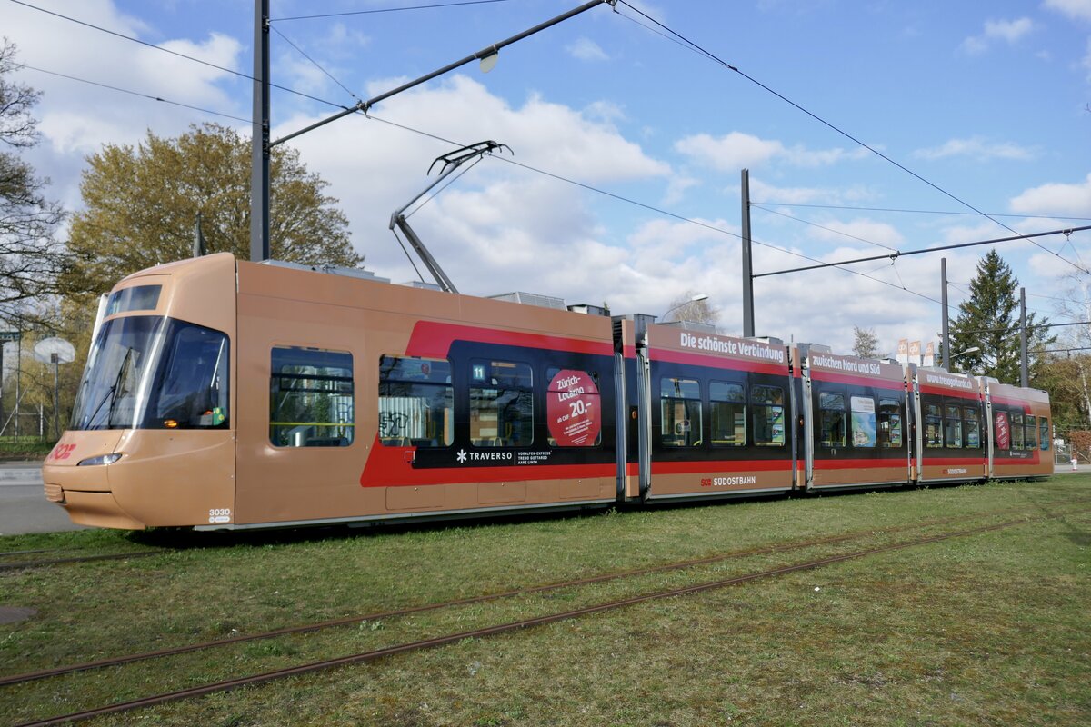 Das neue Traverso Werbetram Be 5/6 3030 der VBZ am 4.4.23 in Zürich Auzelg.