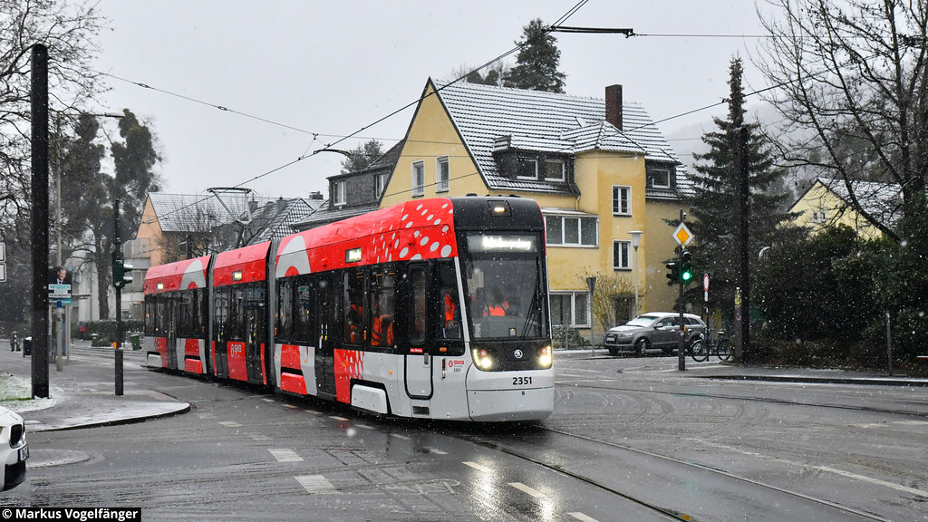 Das Neufahrzeug Škoda ForCity Smart 2351 in Dottendorf auf der Hausdorffstraße am 09.01.2025.