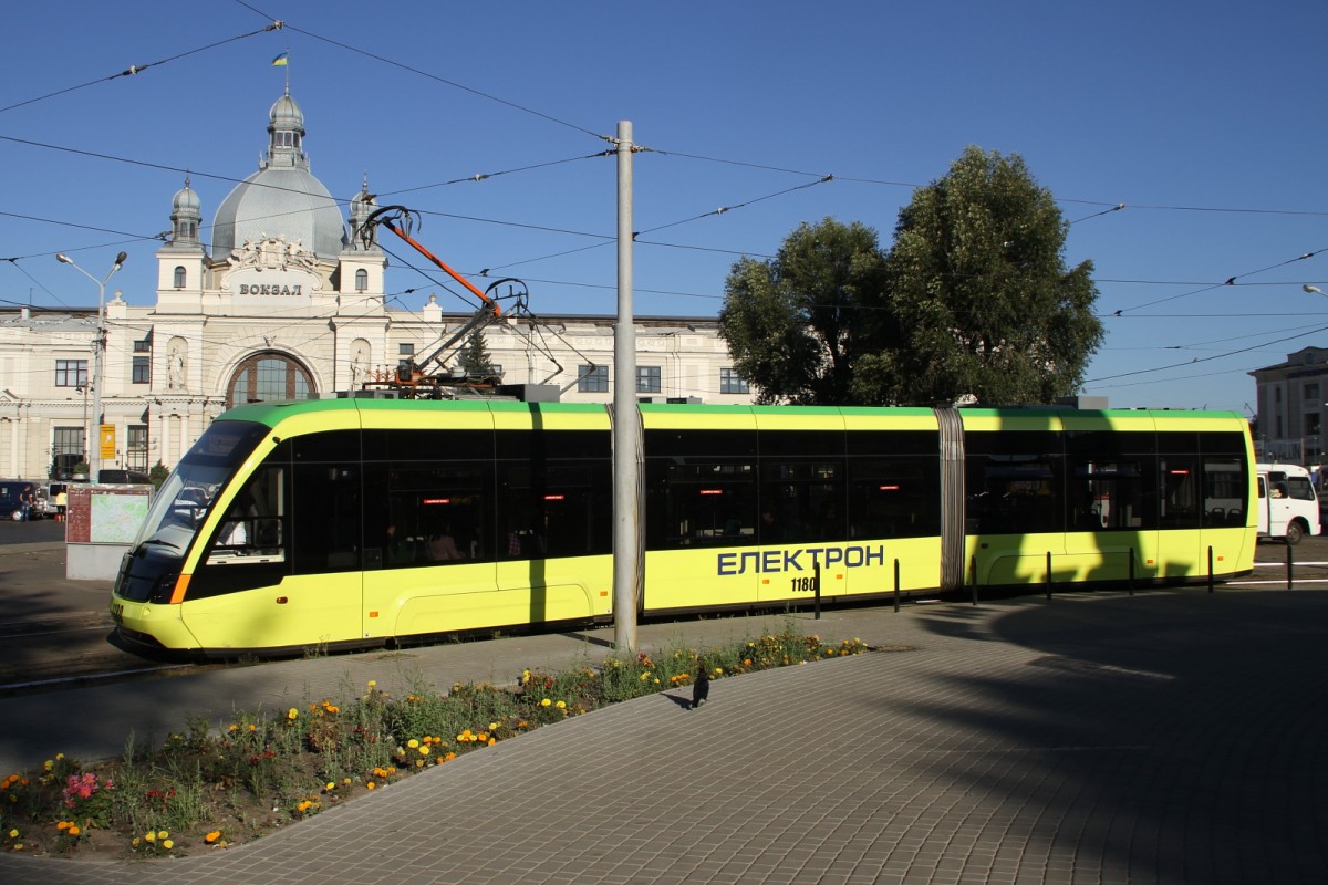 Das neuste Model in Lviv ist ein niedertouriger Gelenktriebwagen namens Electron T5L64. Dieser wird sogar in Lviv von der Firma Elektrotrans hergstellt. Am 20.08.2015 in Lviv am Hauptbahnhof erwischt.