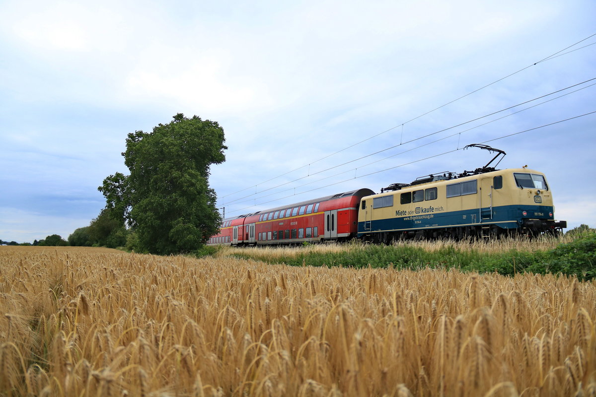 Das neuste Schmuckstück aus dem Hause der DB Regio in NRW, 111 174 im klassischen Farbschema, jedoch mit Werbung für die DB-Gebrauchtzug. Am 9.7.2020 wurde sie damit betreut den RE4 aus der Karlsstadt Aachen nach Dortmund zu schieben. Die Aufnahme entstand zwischen Aachen-Richterich und Kohlscheid.