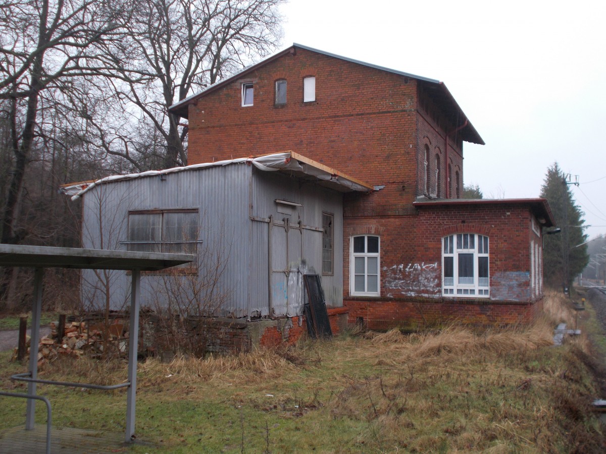 Das nicht mehr genutzte Bahnhofsgebäude von Buchenhorst(Strecke Stralsund-Rostock)am 01.Februar 2016.