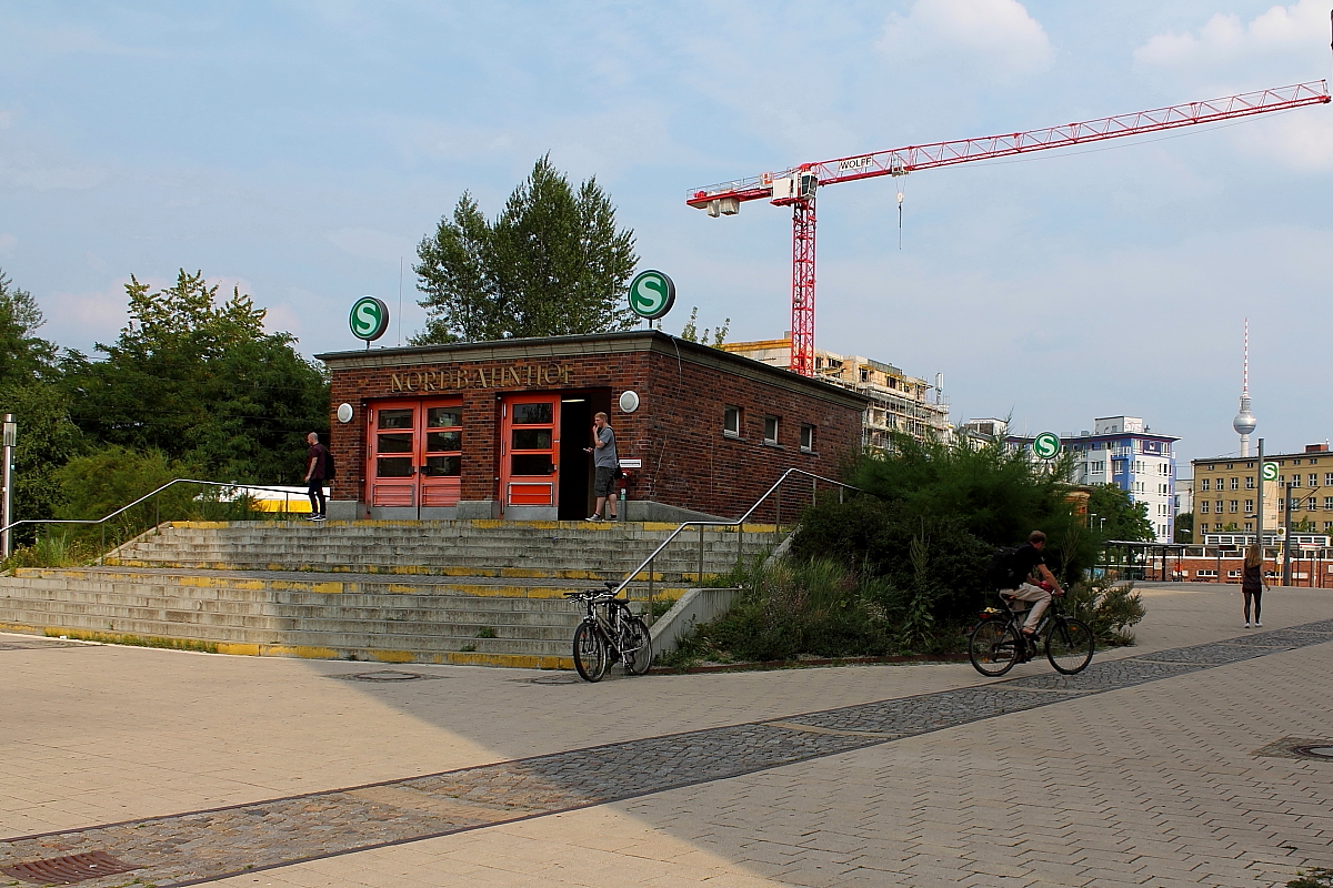 Das nördliche Zugangsbauwerk des S-Bahnhofes Berlin Nordbahnhof am 20.07.2014.