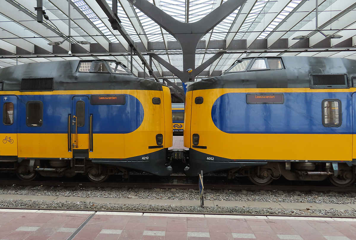 Das NS-Logo zwischen zwei Triebwageneinheiten des IC nach Leeuwarden im Bahnhof Utrecht Centraal. Utrecht, 7.3.2023