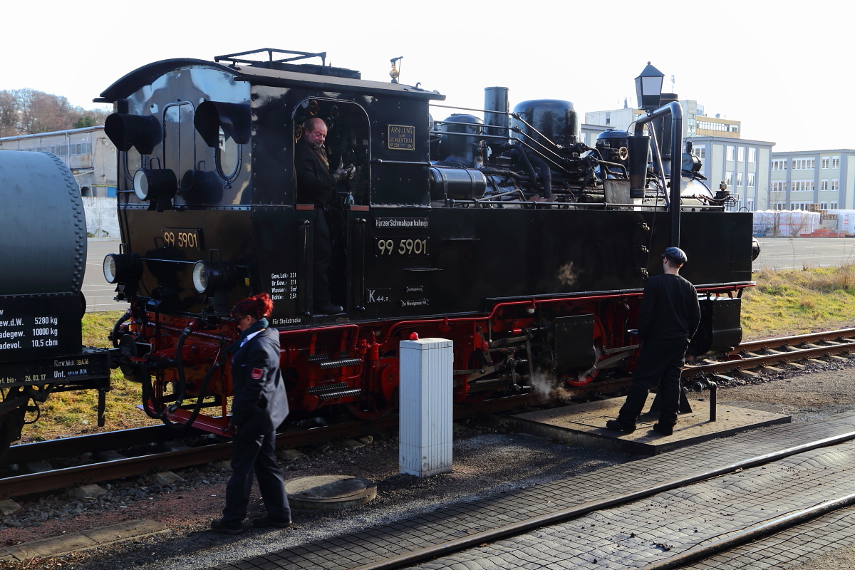 Das ist nun das letzte Bild meiner Doku über die IG HSB-Sonderzugveranstaltung vom 24.-26.02.2017. Während die Fahrgäste des Zuges in Kürze mit Bussen die Rückreise nach Wernigerode antreten, ist für das Zugpersonal (Zugführerin, Lokführer und Heizer) noch lange nicht Feierabend. Die Lok nimmt jetzt Wasser, dann wird die Rückreise als Leerfahrt angetreten. In Wernigerode muß dann noch der Zug in die Abstellung gebracht und die Lok entschlackt, sowie deren Rauchkammer geleert werden. Also noch ein ordentliches Arbeitspensum!
Ich bedanke mich ganz herzlich bei den zu sehenden Personen, den Mitgliedern der IG HSB für Organisation, Durchführung und Service, sowie bei Reiseleiter Winfried Schwarzbach für die ausgezeichnete Planung und Begleitung der Fahrt. Es war, wie immer, ein wunderschönes Erlebnis und wir Foto- und Filmfreunde sind auch voll auf unsere Kosten gekommen! Dann bis zum nächsten Mal! ;-)
(Aufnahme vom Nachmittag des 26.02.2017 im Bahnhof Quedlinburg)