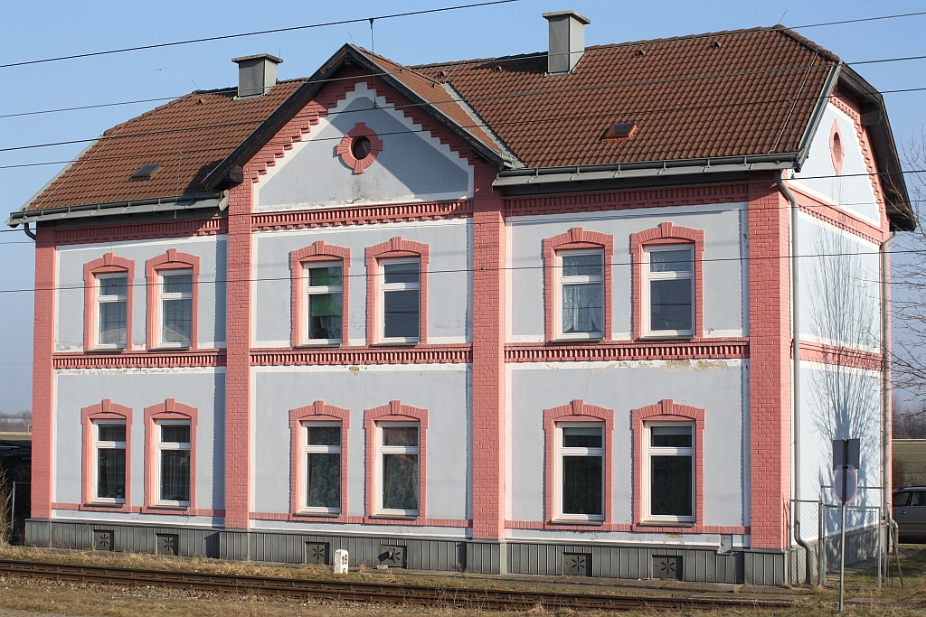 Das nunmehr privat genutzte ehemalige Aufnahmsgebäude des Bf. Gerasdorf am 13.Februar 2015.