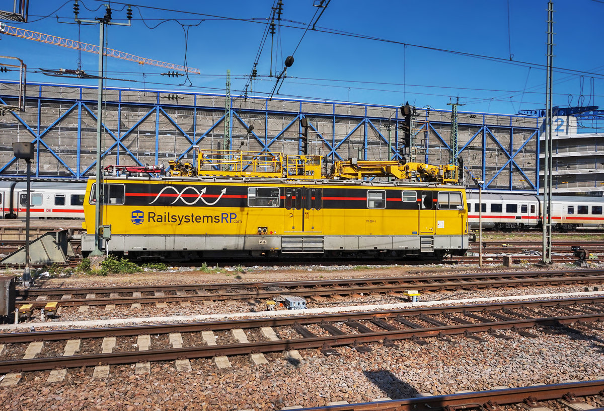 Das Oberleitung- Instandhaltungsfahrzeug 711 009-1 von RailsystemsRP steht am 20.4.2016, auf einem Abstellgleis in Mannheim Hbf.