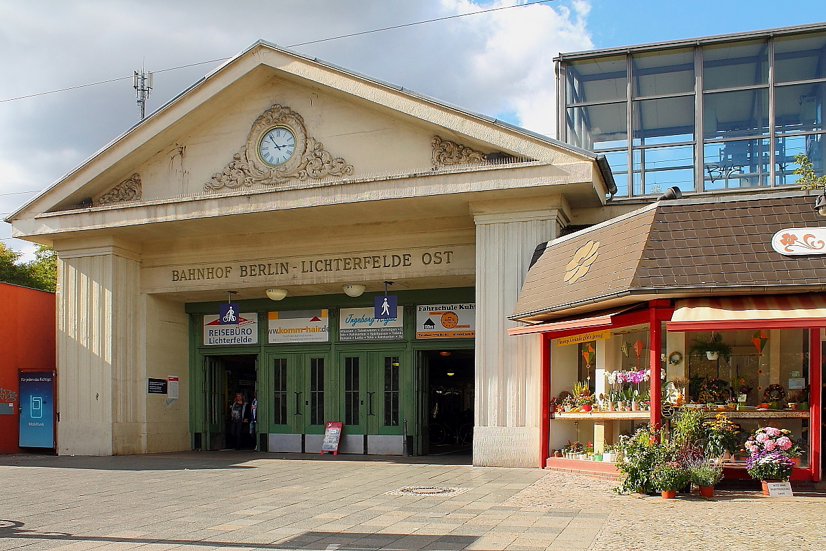 Das östliche Eingangsportal des Bahnhofs Berlin-Lichterfelde Ost am 27.09.2015.