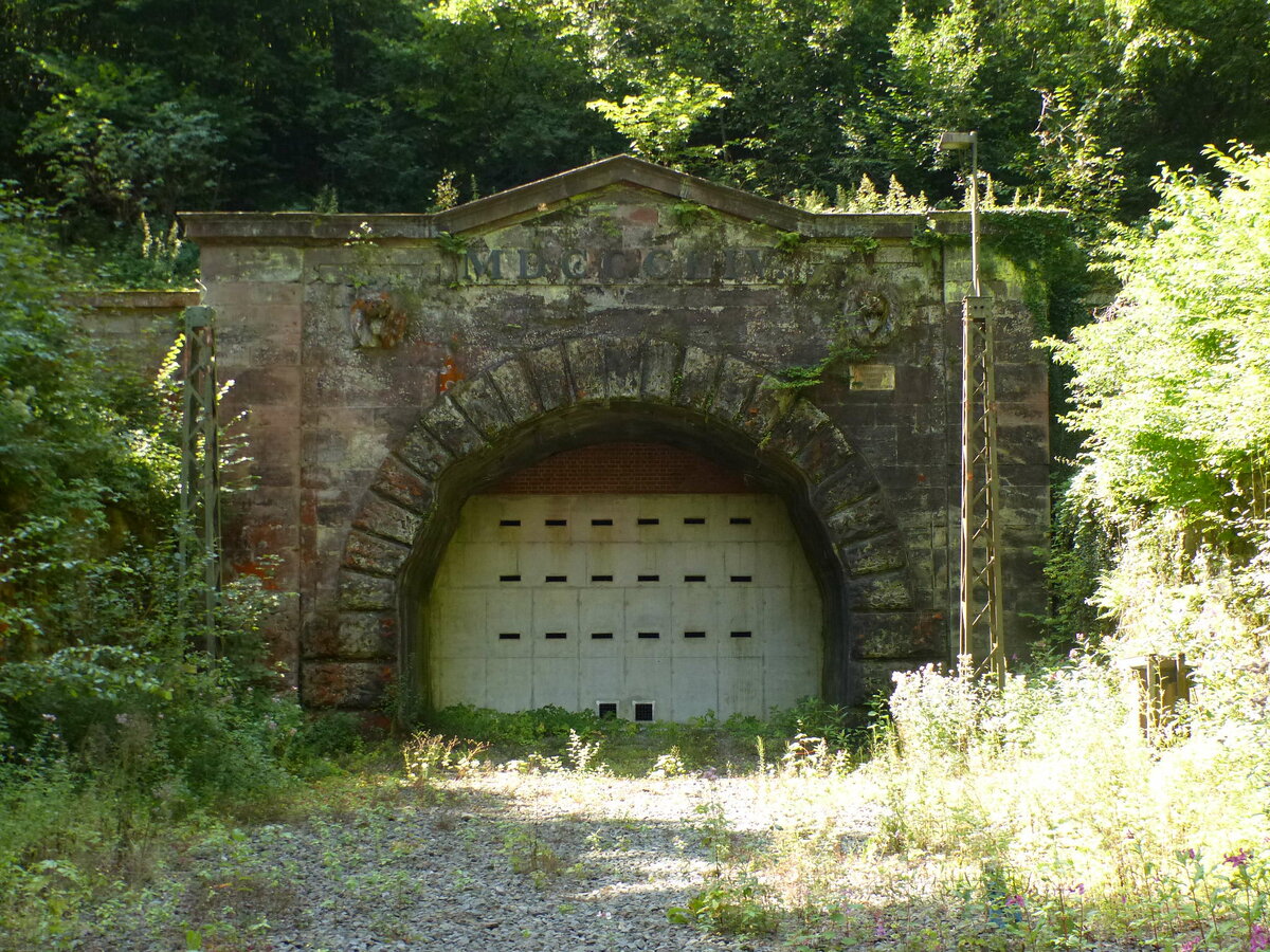 Das Ostportal vom mittlerweile verfüllten Schwarzkopftunnel, am 25.08.2021 in Heigenbrücken.