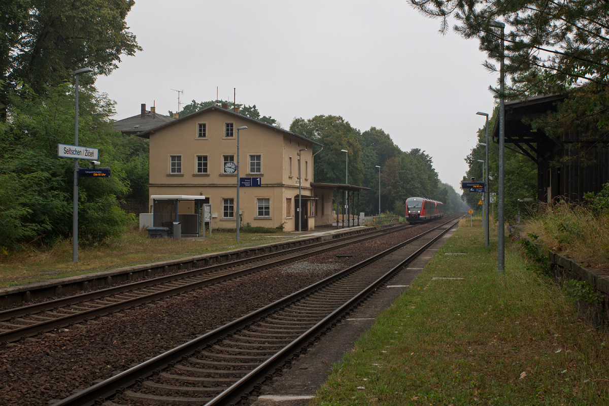 Das private EVU Trilex wird immernoch aufgrund seines nicht vollständigen Fahrzeugparks durch Fahrzeuge von DB Regio unterstützt. Eine Doppeltraktion 642 nach Dresden nahte am 17.08.15 aus Richtung Görlitz heran und durchfuhr den Bahnhof in Höchstgeschwindigkeit. Sein Ziel lautete Dresden Hbf.
