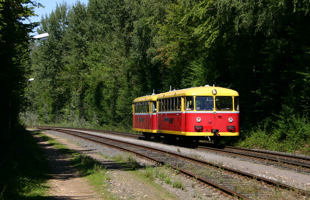 Das Quarzwerk in Frechen veranstalte am 9. September 2006 einen Tag der offenen Tür.
Zwischen dem Werk und dem Frechener Güterbahnhof pendelte diese Schienenbus-Garnitur der KBEF.
Mittlerweile führt dieser Verein keine Sonderfahrten mehr durch.
Das Foto wurde unweit des Quarzwerks abgelichtet.