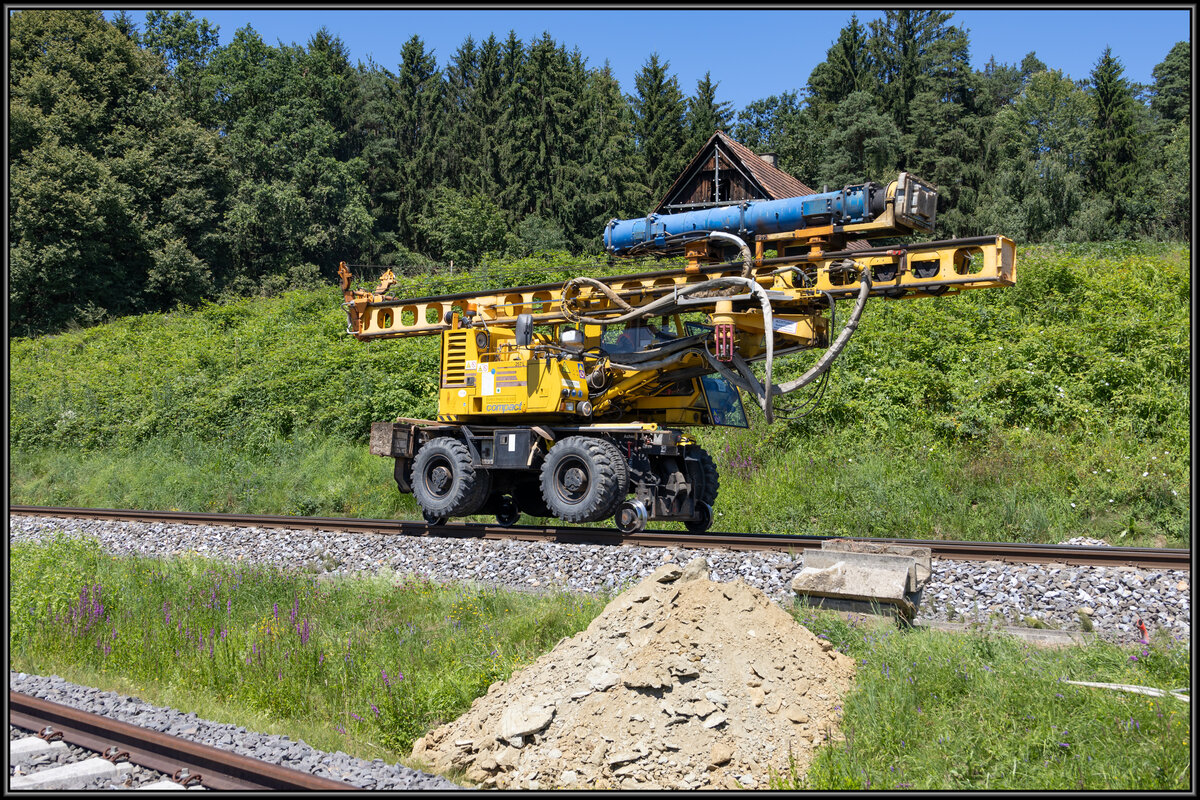 Das Rammen der Mastenköcher geht stätig Voran. Die für die Fahrleitung nötigen  Fundamente  werden großteils mit diesem Gleisbagger in den Boden gerammt. 
Gasselsdorf 13.Juli 2022 .
