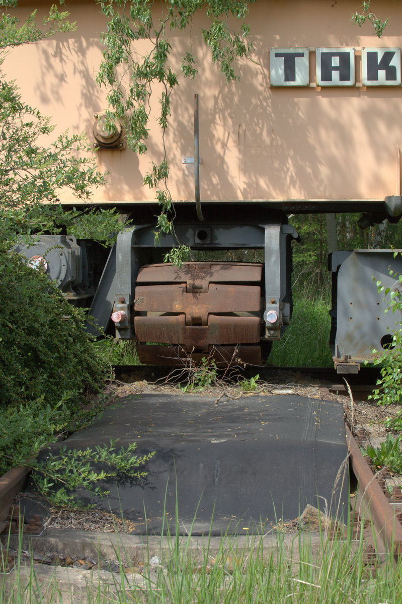 Das Raupenfahrwerk der Gleisverschwenkungsmaschine als Denkmal in Lauchhammer abgestellt. 25.05.2019  14:42 Uhr.Denkmal bei Kleinleipisch.