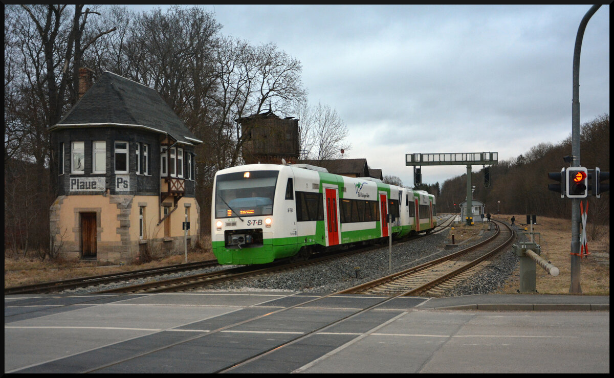 Das Regioshuttle-Doppel der Süd-Thüringen-Bahn Erfurt - Ilmenau beschleunigt am 03.02.2024 nach kurzem Halt in Plaue aus dem Bahnhof. 