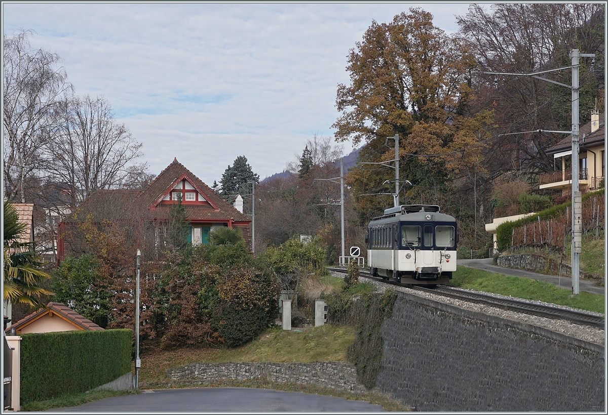 Das relativ seltene Ereignis rechtfertige den kurzen Spurt und noch ein weiters Bild: Der MOB Be 4/4 1006 (ex Bipperlisi) ist als Regionalzug 2330 auf der Fahrt von Montreux nach Fontanivent verlässt Planchamp.

23. Nov. 2020 